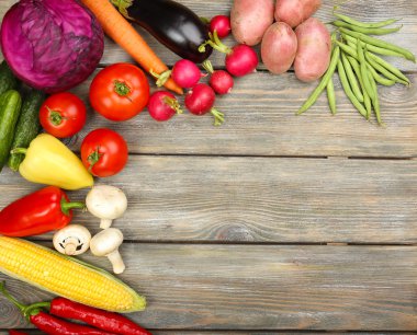 ahşap zemin üzerinde taze organik sebze ile yaz çerçeve