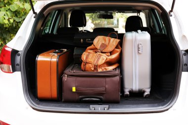 Bavul ve çanta içinde arabanın bagajına