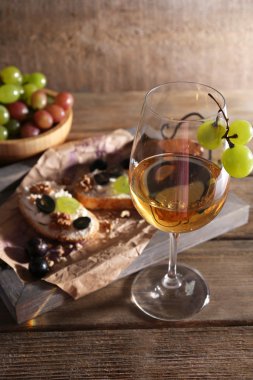 güzel şarap, peynir ve ahşap zemin üzerinde olgunlaşmış üzüm ile natürmort