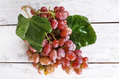 ahşap zemin üzerinde üzüm demet