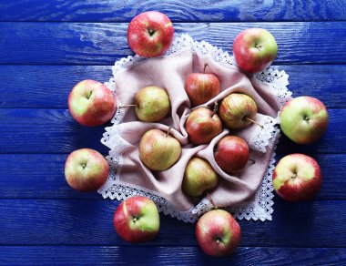 ahşap masa üzerinde sulu elma yakın çekim