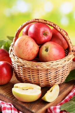 hasır sepet tablo parlak zemin üzerine tatlı elma