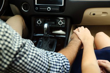 Arabadaki genç çift.