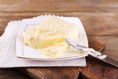 plaka üzerinde taze tereyağı