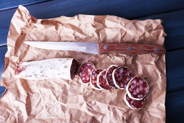 Fransız salam ve Kraft kağıt üzerinde bıçak