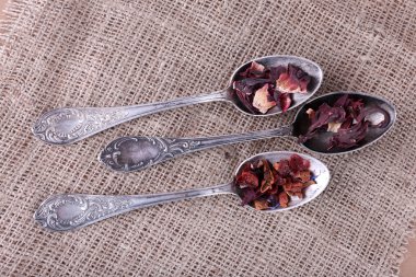 Çul üzerinde kaşık çay