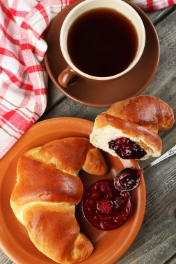 Çay ve büyük taze kruvasan kahvaltı