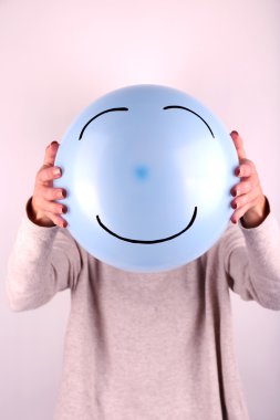 kadın tutarak balon