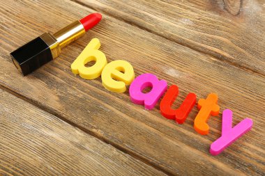 Ahşap arka plan üzerinde renkli harflerle güzellik word kurdu