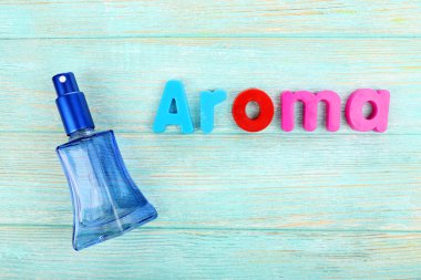 Ahşap arka plan üzerinde renkli harflerle aroma word kurdu