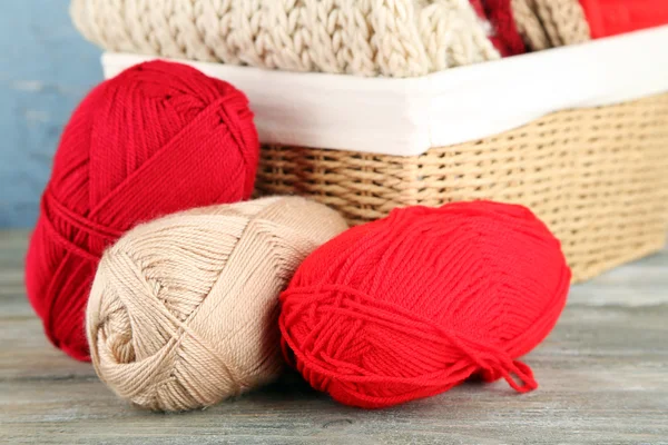 Вязание одежды и пряжи — стоковое фото