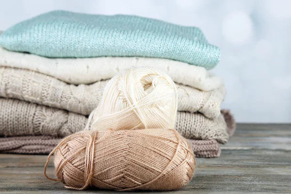 Вязание одежды и пряжи — стоковое фото