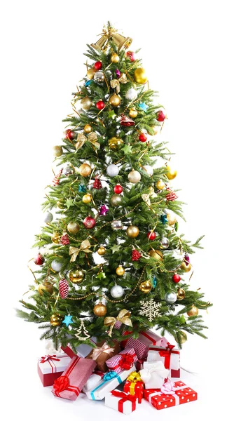 下に白で隔離あるプレゼントで飾られたクリスマス ツリー — ストック写真
