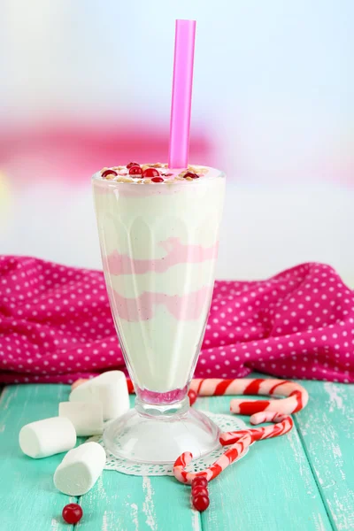 Preiselbeermilchshake im Glas, auf farbigem Holzhintergrund — Stockfoto