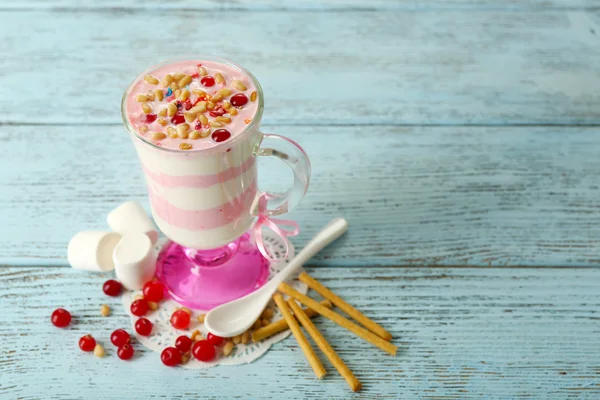 Tranbärsjuice mjölk efterrätt — Stockfoto