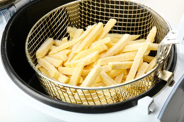 Pommes frites i fritösen, närbild — Stockfoto