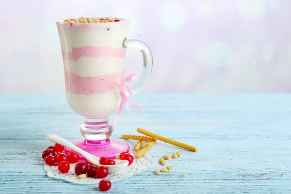 Postre de leche de arándano en vidrio, sobre fondo de madera de color — Foto de Stock