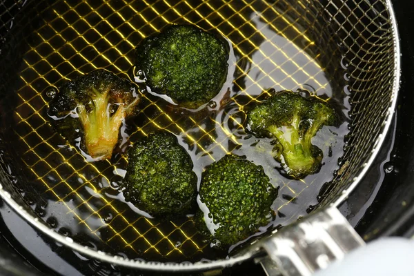 Brokoli di penggorengan dalam, dekat — Stok Foto