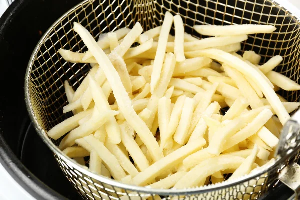 Batatas fritas em fritadeira, close-up — Fotografia de Stock