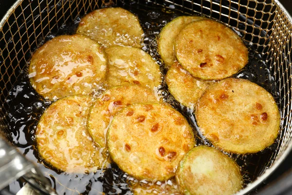 Zucchini in der Fritteuse, Nahaufnahme — Stockfoto