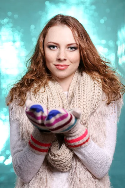 Retrato de mujer en bufanda y guantes sobre fondo azul brillante — Foto de Stock