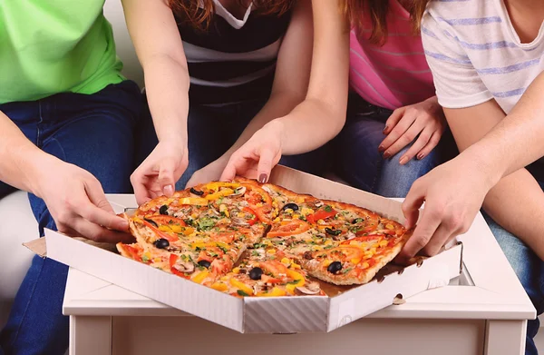 Grup genç arkadaşlar pizza yemek