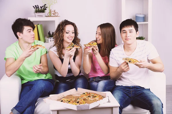 Young friends eating pizza — Stock Photo, Image