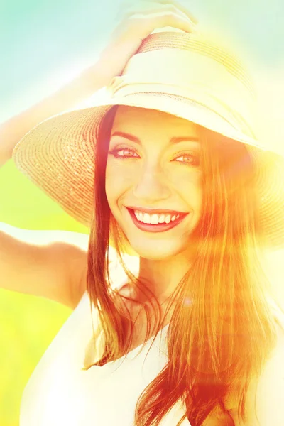 Portrait of beautiful young woman in the field — Stock Photo, Image