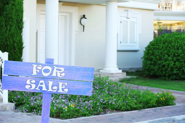 Nuova casa in vendita — Foto Stock