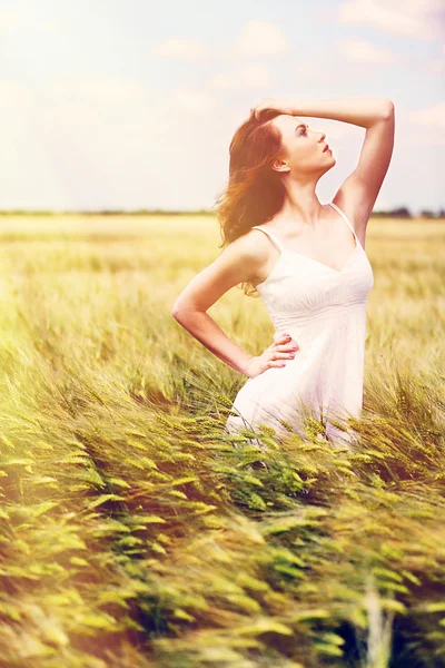 Beautiful young woman in field — Stock Photo, Image