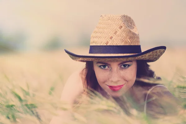 Krásná mladá žena v poli — Stock fotografie