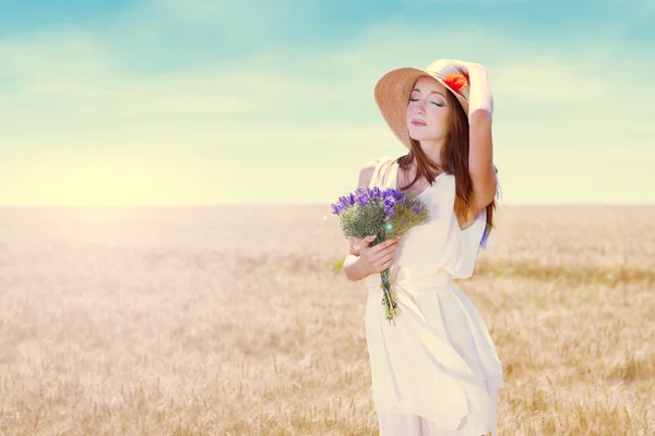 Porträt der schönen jungen Frau im Feld — Stockfoto