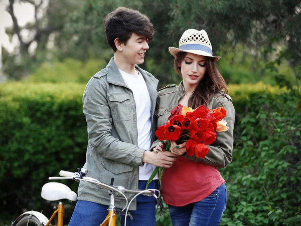 Jeune couple avec vélo — Photo