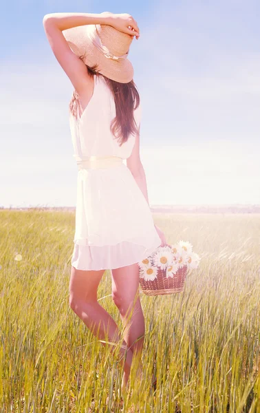 Portret van mooie jonge vrouw in veld — Stockfoto