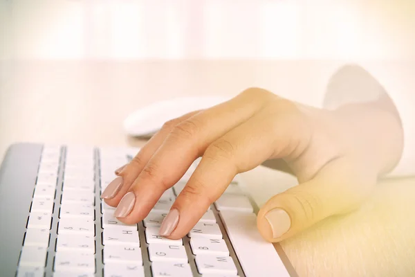 Manos femeninas escribiendo en el teclado sobre fondo claro —  Fotos de Stock