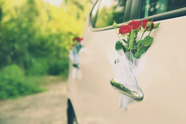 Bröllopsbil dekorerad med blommor — Stockfoto