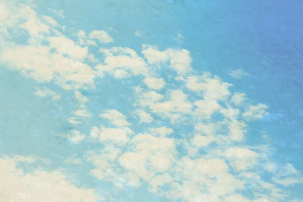 Nuages sur ciel bleu — Photo