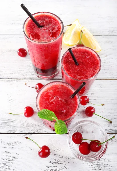 Čerstvé studené cherry koktejl s mátou a citronem — Stock fotografie