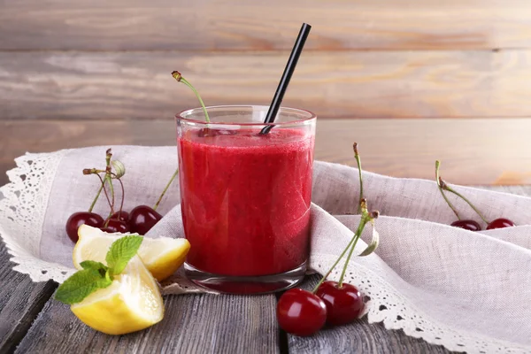 Cóctel fresco de cereza fría con menta y limón — Foto de Stock