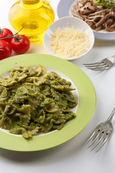 Italienische Pasta auf dem Tisch, Nahaufnahme — Stockfoto