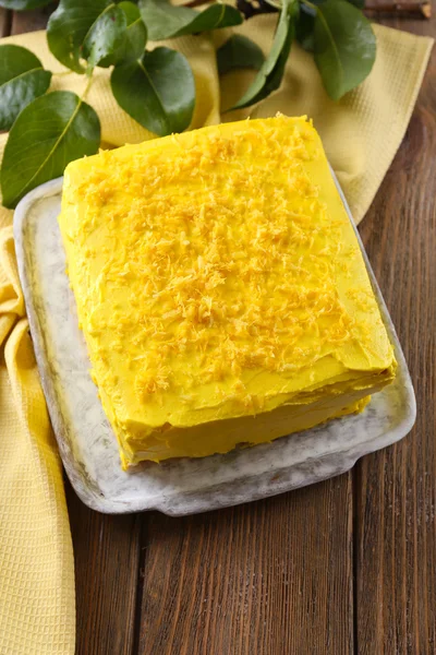 Bolo de limão saboroso na mesa de madeira — Fotografia de Stock