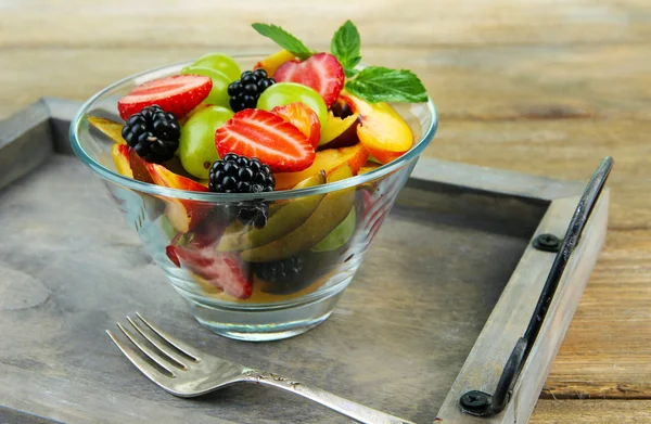 Φρέσκα και νόστιμα φρούτα σαλάτα στο τραπέζι ξύλινο — Φωτογραφία Αρχείου