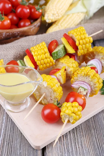 Légumes tranchés sur les pics — Photo