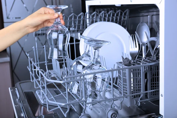 Máquina de lavar louça com utensílios limpos — Fotografia de Stock