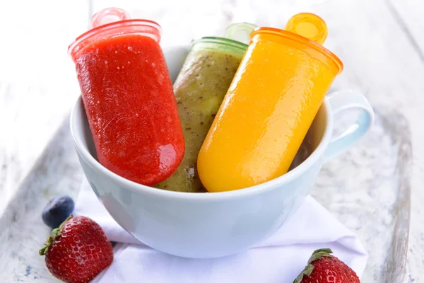 Delicioso helado en plato en primer plano de la mesa — Foto de Stock