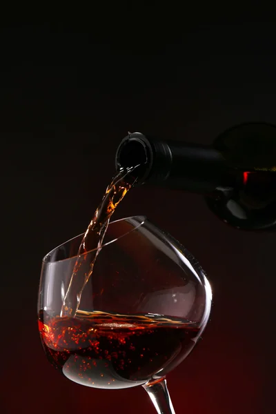 Red wine pouring into wine glass, close-up — Stock Photo, Image