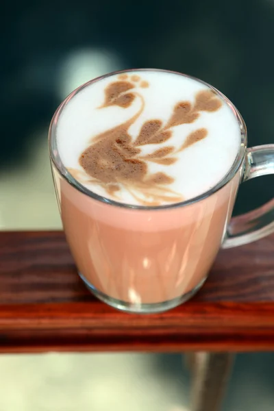 Tasse Kaffee mit süßer Zeichnung im Café — Stockfoto