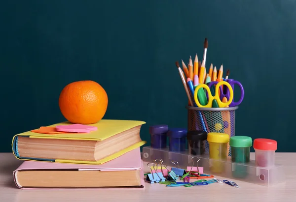 Forniture scolastiche sul tavolo — Foto Stock