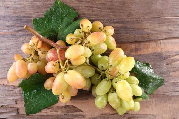 Bando de uvas no fundo de madeira — Fotografia de Stock