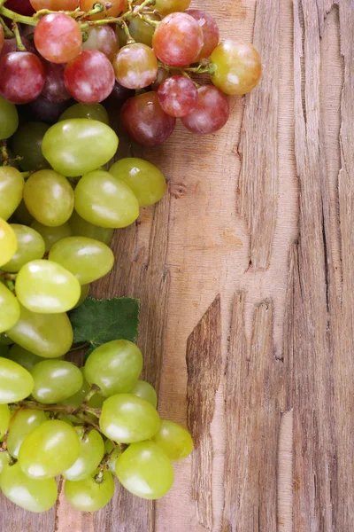 Bunches of grapes on wooden background — Stock Photo, Image